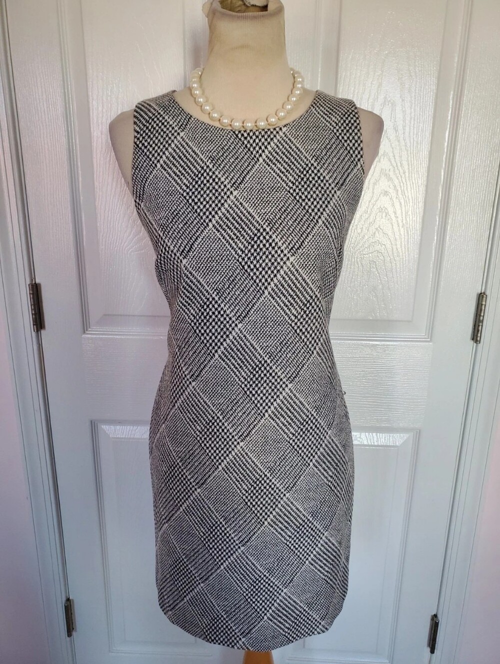 Classic Sleeveless Plaid Sheath Dress - Black & White